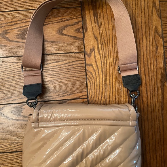 Mauve patent leather design puffy bag. - Picture 6 of 6